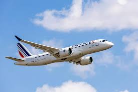 Un avion en vol au-dessus des nuages